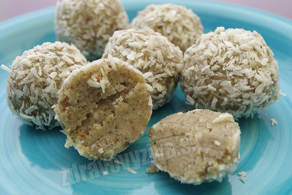 Raw kokosové guľky so semiekami